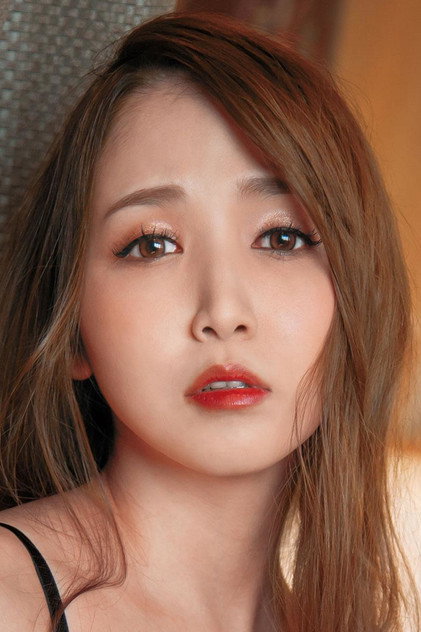 Ayaka Tomoda photo 5