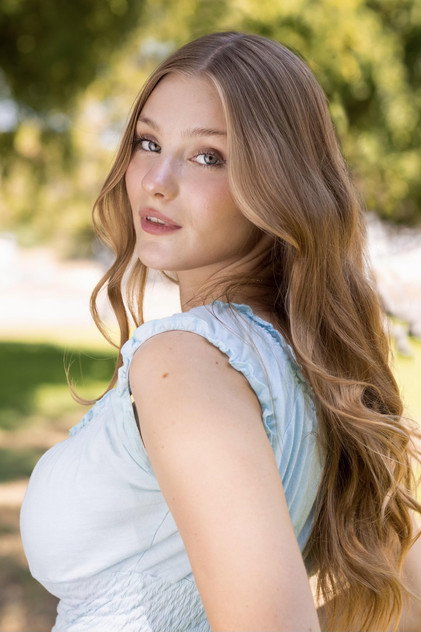 Lindsay Arnold photo 3