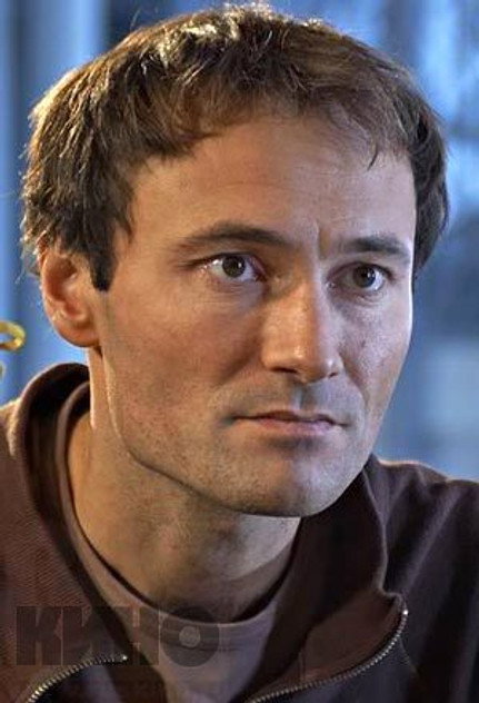 Артист на заднем плане 7 букв