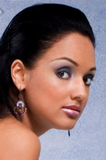Julia Paes photo 2