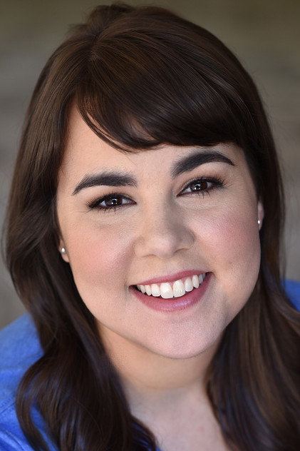 Olivia Harnach photo 3