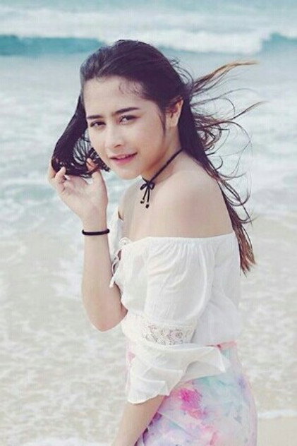 Prilly Latuconsina - 4