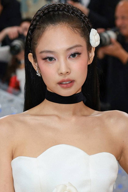 JENNIE photo 10