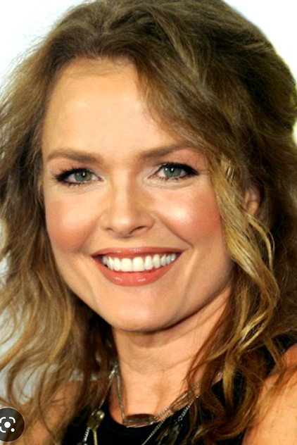 Dina Meyer - 7