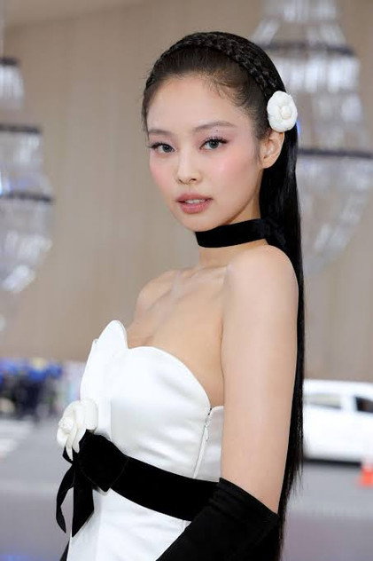 JENNIE photo 9