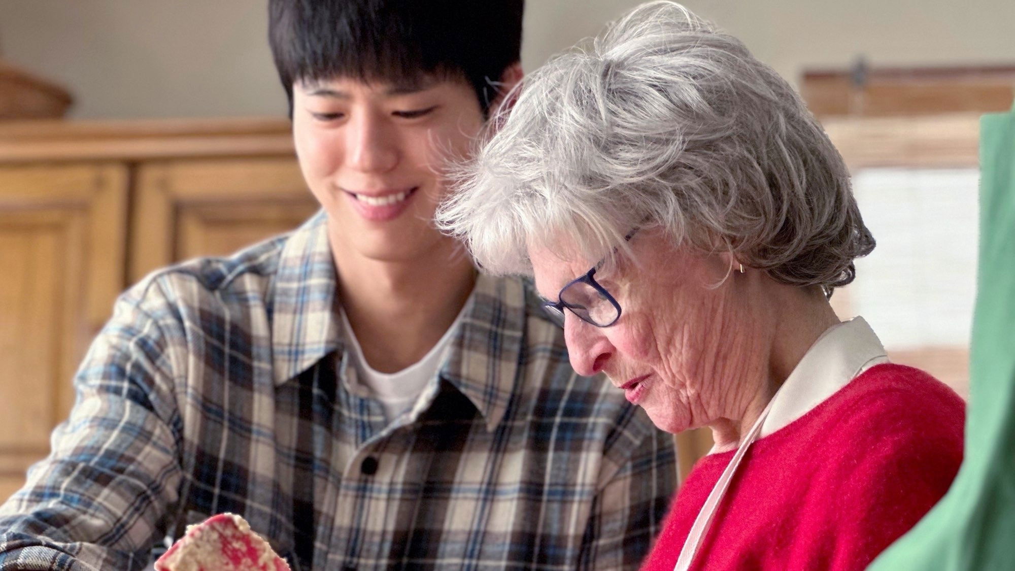 Ruri Bo-gum meets his  parents