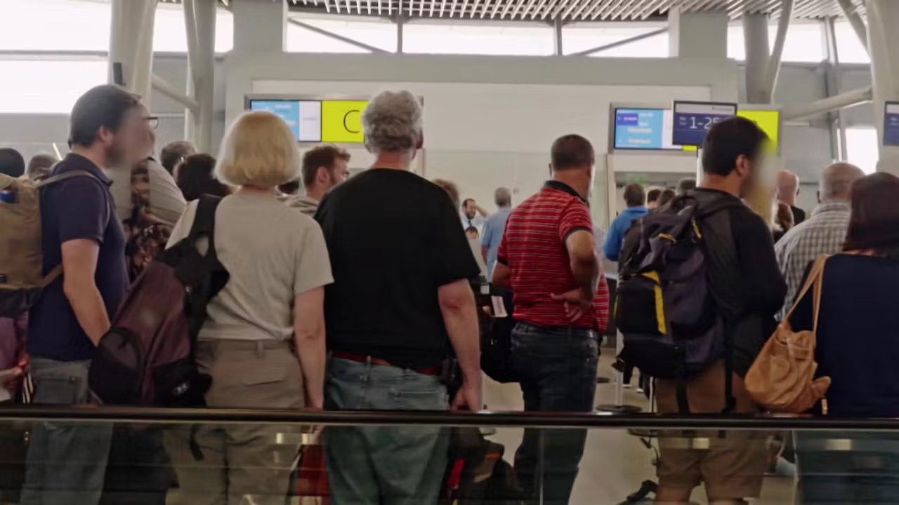 A K-pop band tries to enter Chile without papers