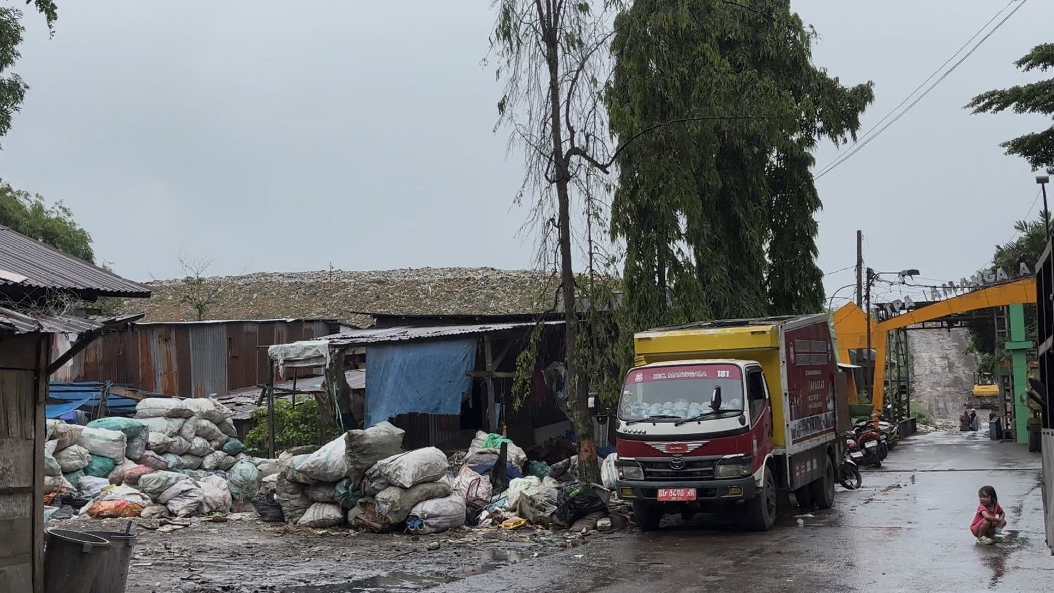 Di Sekitar Pegunungan Sampah