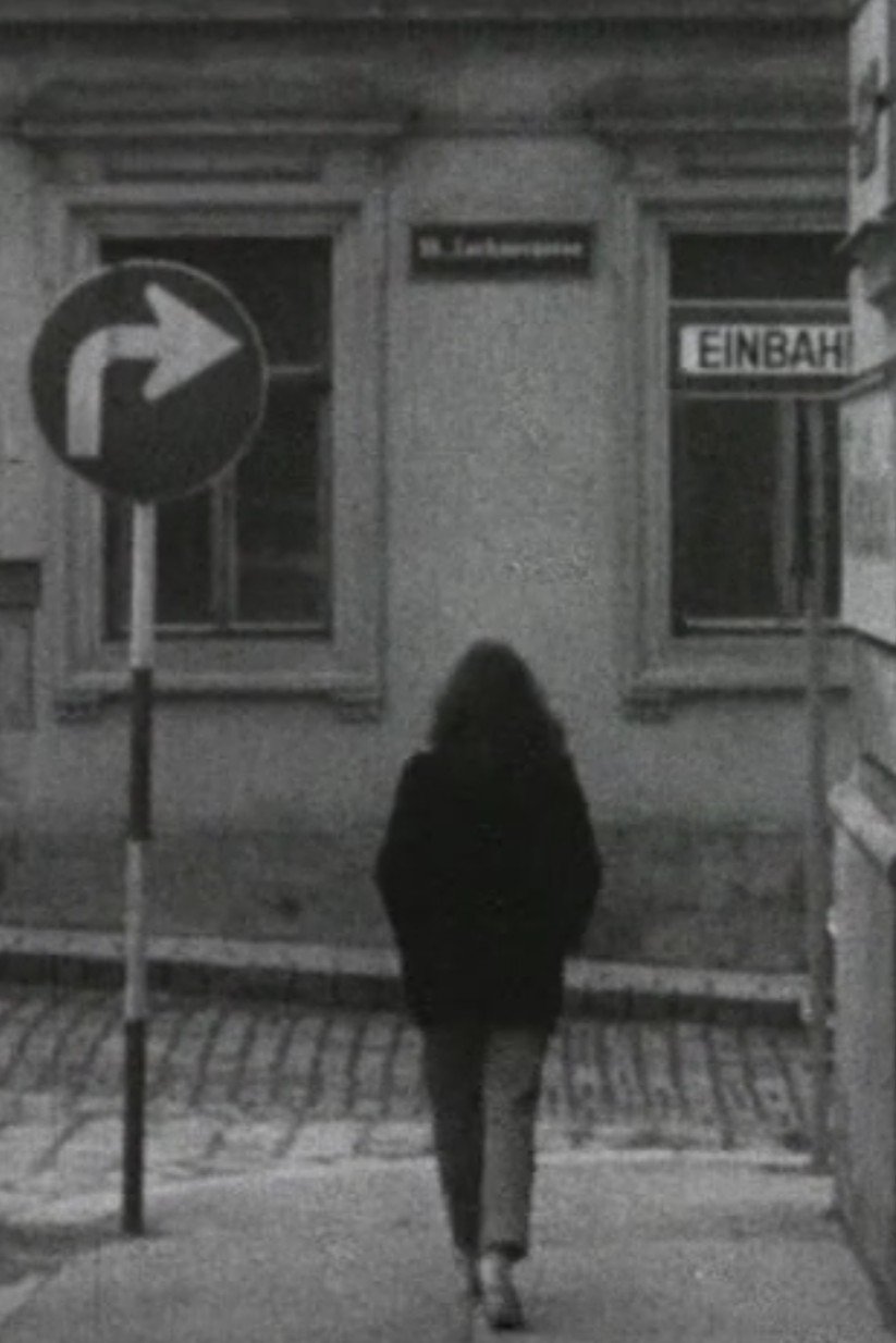 Poster de Gertrude Stein hätte Chaplin gerne in einem Film gesehen, in dem dieser nichts anderes zu tun hätte, als eine Straße entlang und dann um eine Ecke zu gehen, darauf die nächste Ecke zu umwandern usw. von Ecke zu Ecke