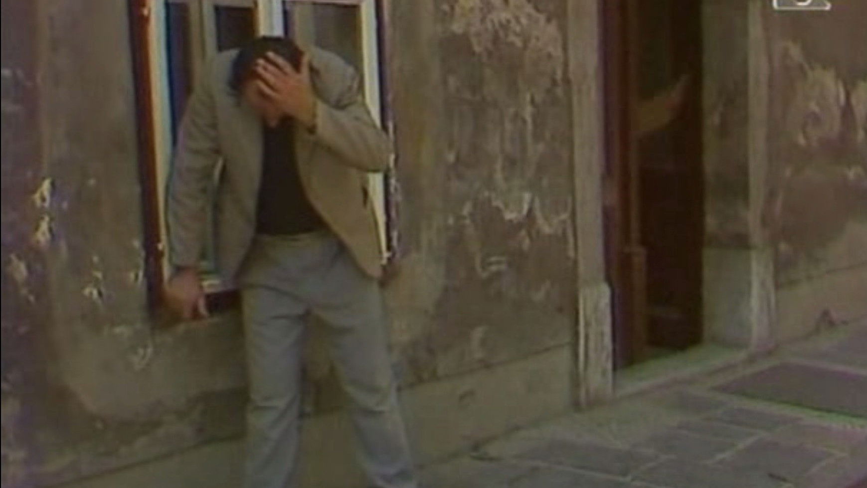 Vrana vrani ne izkljuje oči