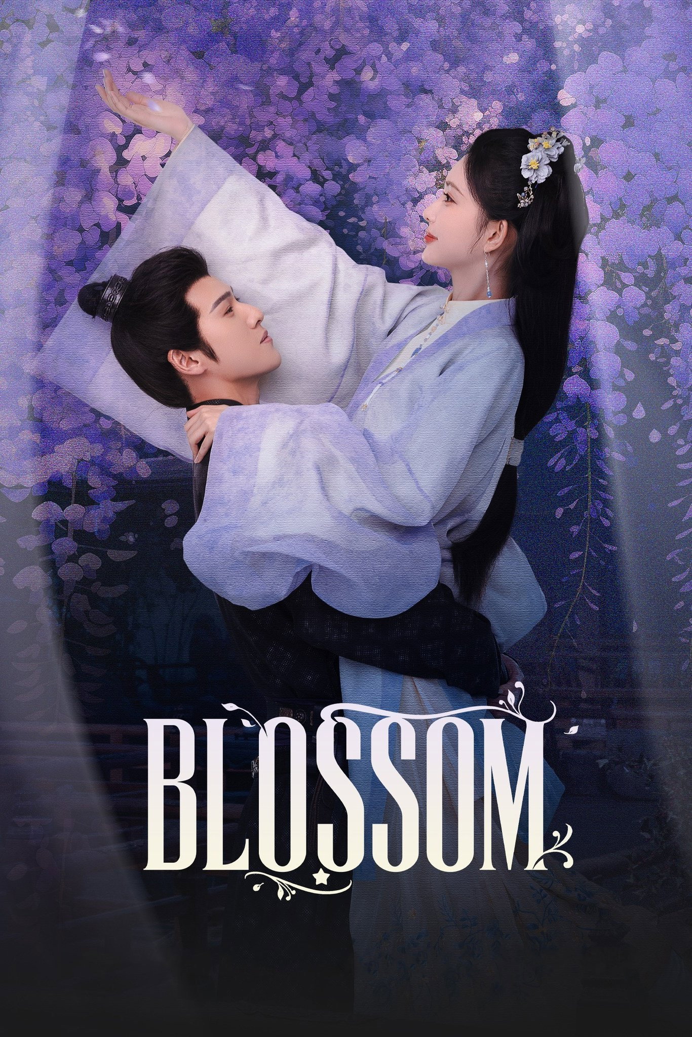 In dem Historiendrama Blossom (2024) bekommt Dou Zhao (Meng Ziyi) nach einem schmerzhaften Verrat in ihrem früheren Leben eine zweite Chance auf ihr Schicksal. Mit den Erinnerungen an ihre Vergangenheit erwacht sie in ihrer Jugend und fasst den festen Entschluss, ihr Leben eigenständig neu zu gestalten. Sie trotzt den Intrigen ihrer Stiefmutter, löst sich von den giftigen Familiendynamiken im Haushaltskomplex der Dou-Familie und kämpft entschlossen um ihre emotionale sowie finanzielle Unabhängigkeit.

Auf diesem steinigen Weg kreuzt sich ihr Pfad mit Song Mo (Li Yunrui), einem klugen und strategisch denkenden Adligen, der unter einer falschen Identität operiert. Aus gegenseitigem Zweckmisstrauen wächst durch gemeinsame Herausforderungen, politische Ränkespiele und aufdeckte Geheimnisse eine tiefe Verbundenheit. Gemeinsam decken sie historische Verschwörungen auf und stellen sich mächtigen Gegnerschaften entgegen.

(KI-generiert, Stand August,2026)
