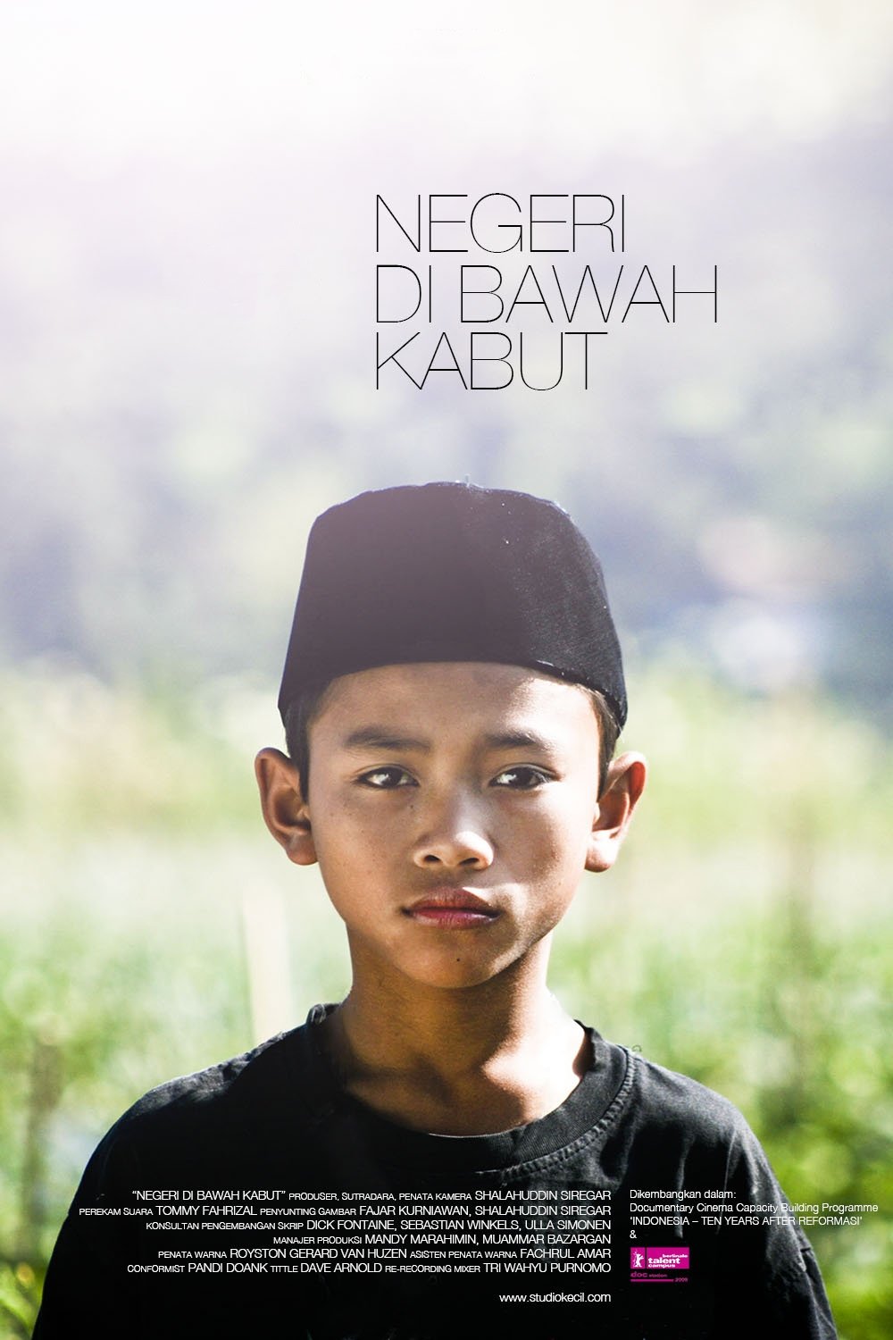 Poster de Negeri di Bawah Kabut