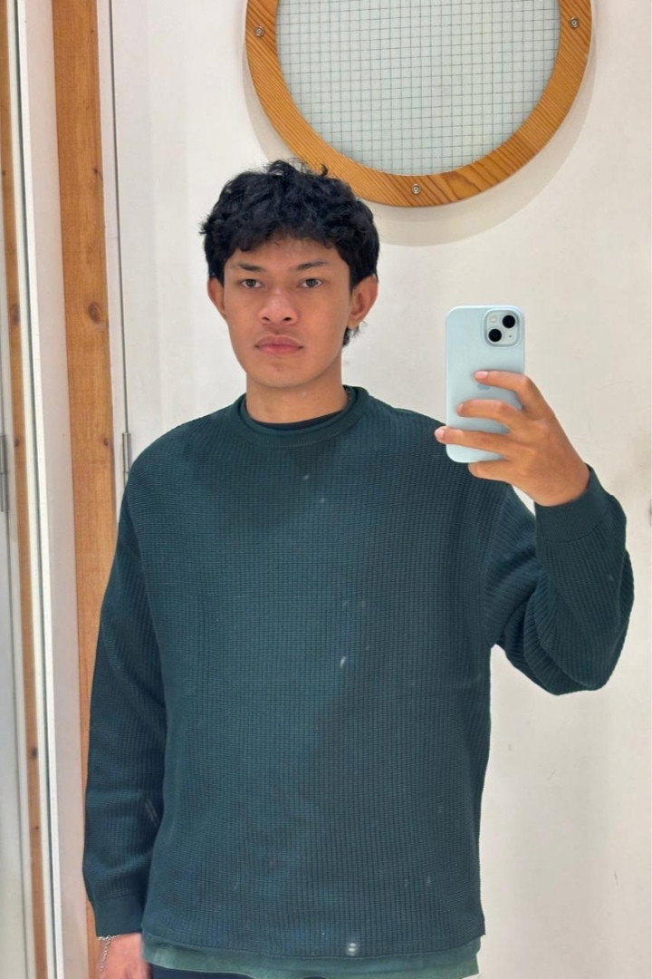 Seorang Seniman yang Mengeluarkan Air Seni Kepada Karya Seni-nya