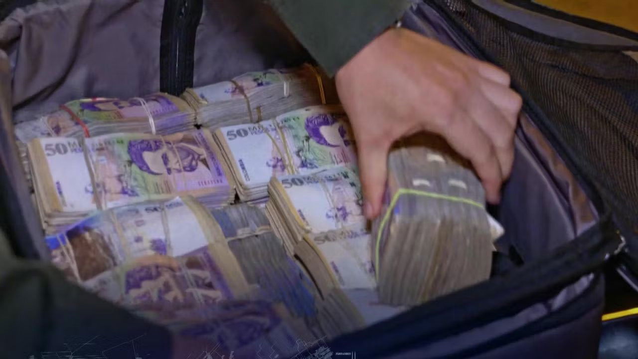 A Mexican guard finds a drug stash