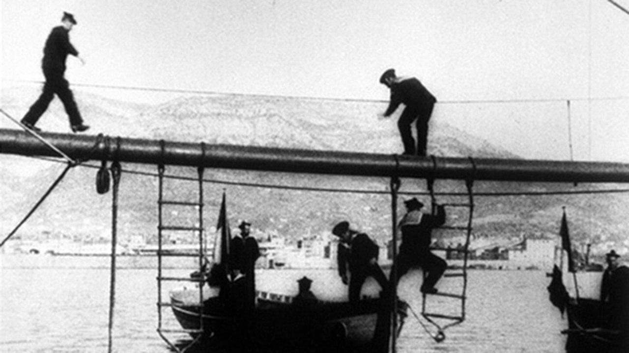 Embarquement des marins dans leurs canots