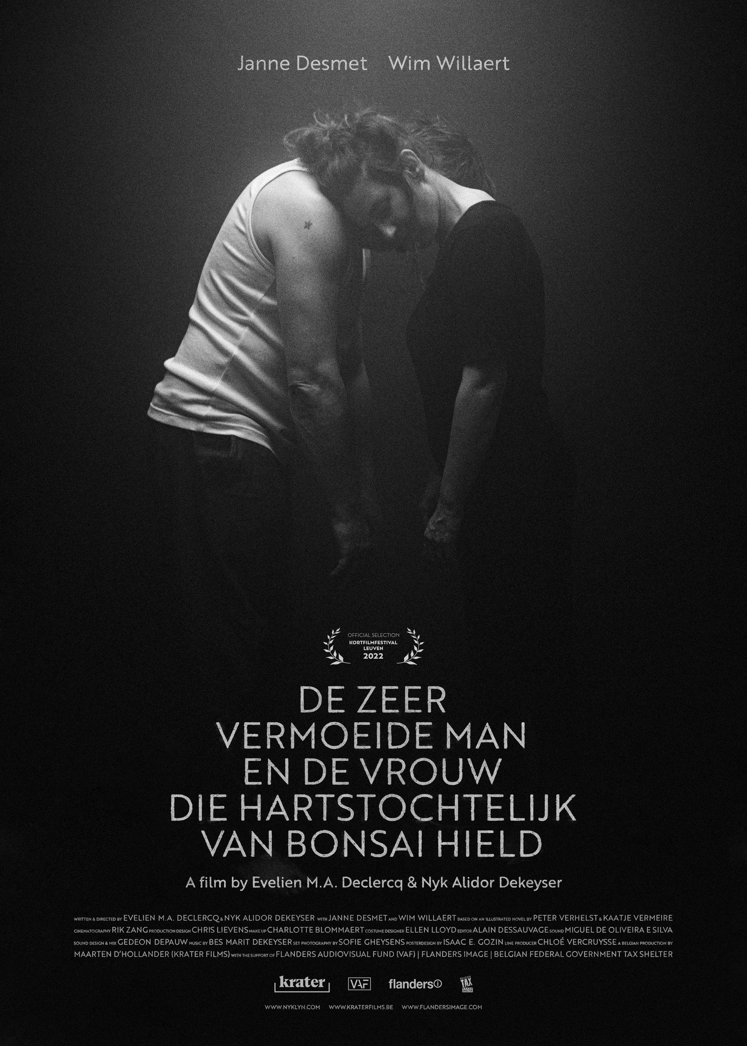 Poster de De zeer vermoeide man en de vrouw die hartstochtelijk van bonsai hield
