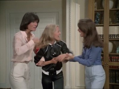 Charlie’s Angels 2×1 – Angels in Paradise (1)