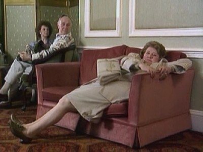 Keeping Up Appearances 2×4 – Hyacinth Tees Off