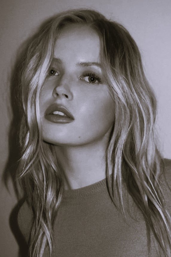 Foto de Ellie Bamber