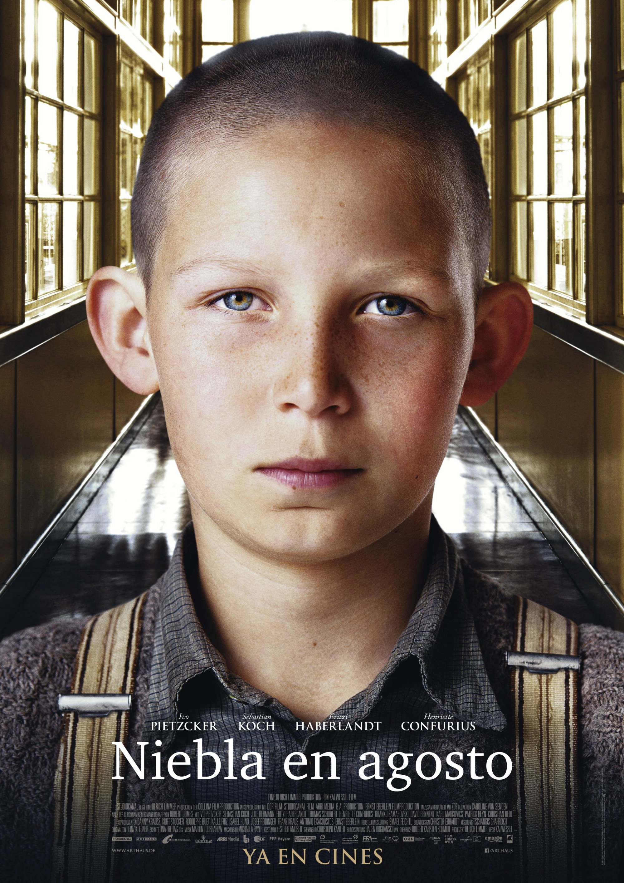 Basada en la inspiradora historia real de Ernst Lossa, un valiente niño que dio a otros la ayuda que él necesitaba. Fog in August es la primera película que habla sobre el programa de eutanasia del régimen Nazi. Sur de Alemania, principios de la década de 1940. Ernst es un niño huérfano, brillante pero con problemas para adaptarse. Los hogares y centros correccionales donde ha vivido hasta ahora lo tachan de “ineducable”, hasta que es internado en una clínica por su naturaleza rebelde. Cuando Ernst descubre un oscuro secreto del lugar, comienza una valiente lucha contra un sistema inhumano.