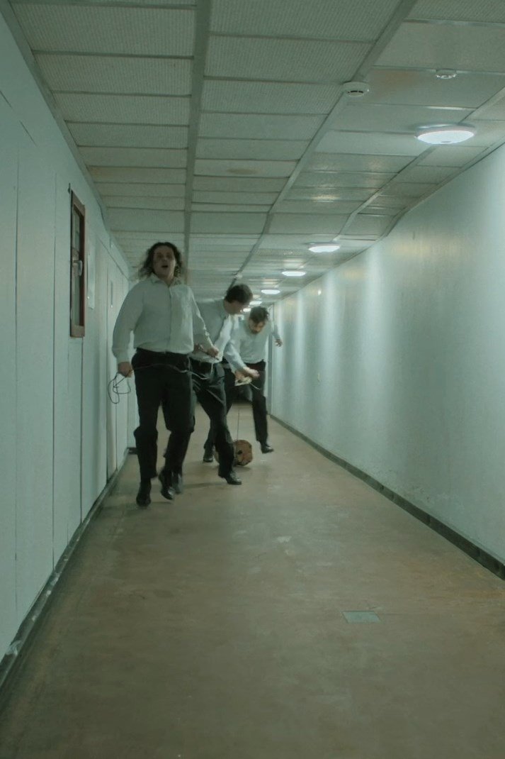 Poster de Kur saulīte nakti guļ?