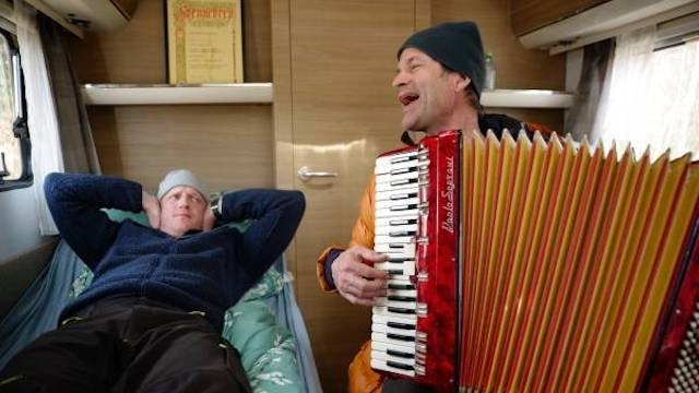 Folle og Almaas bygger hus