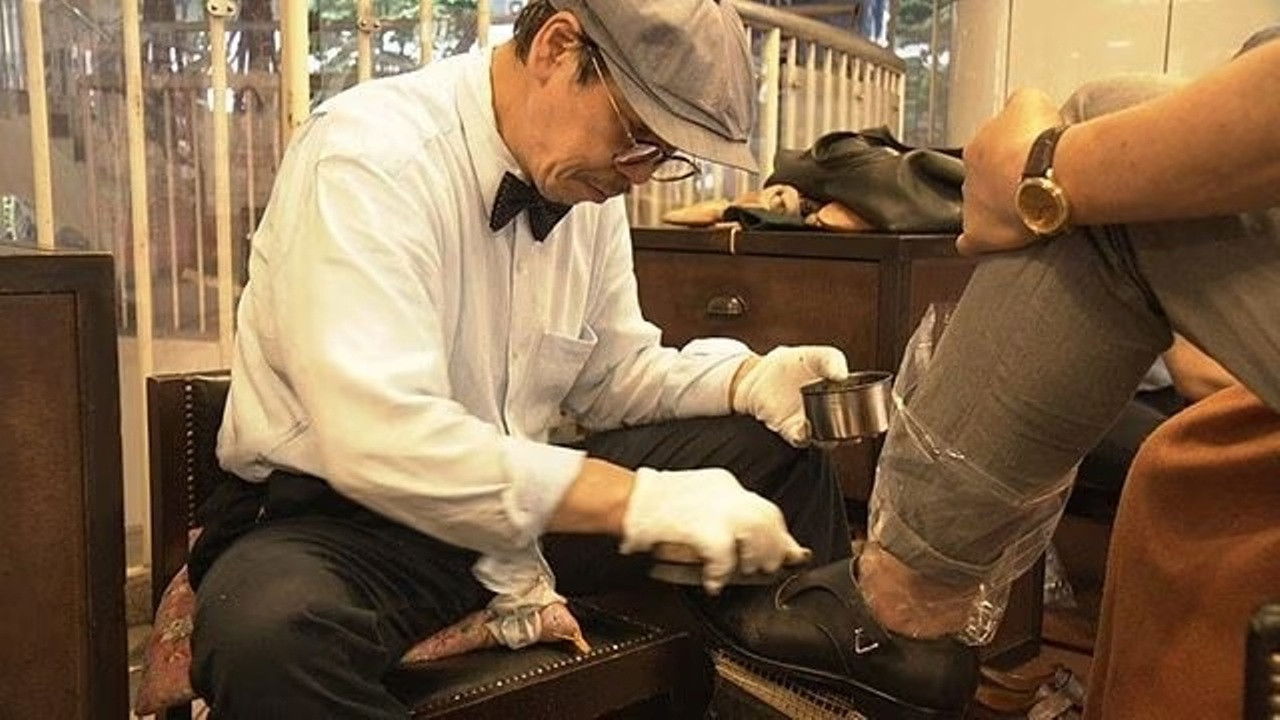 WheWhen Men Polish Their Shoes