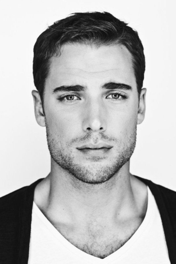 Foto de Dustin Milligan