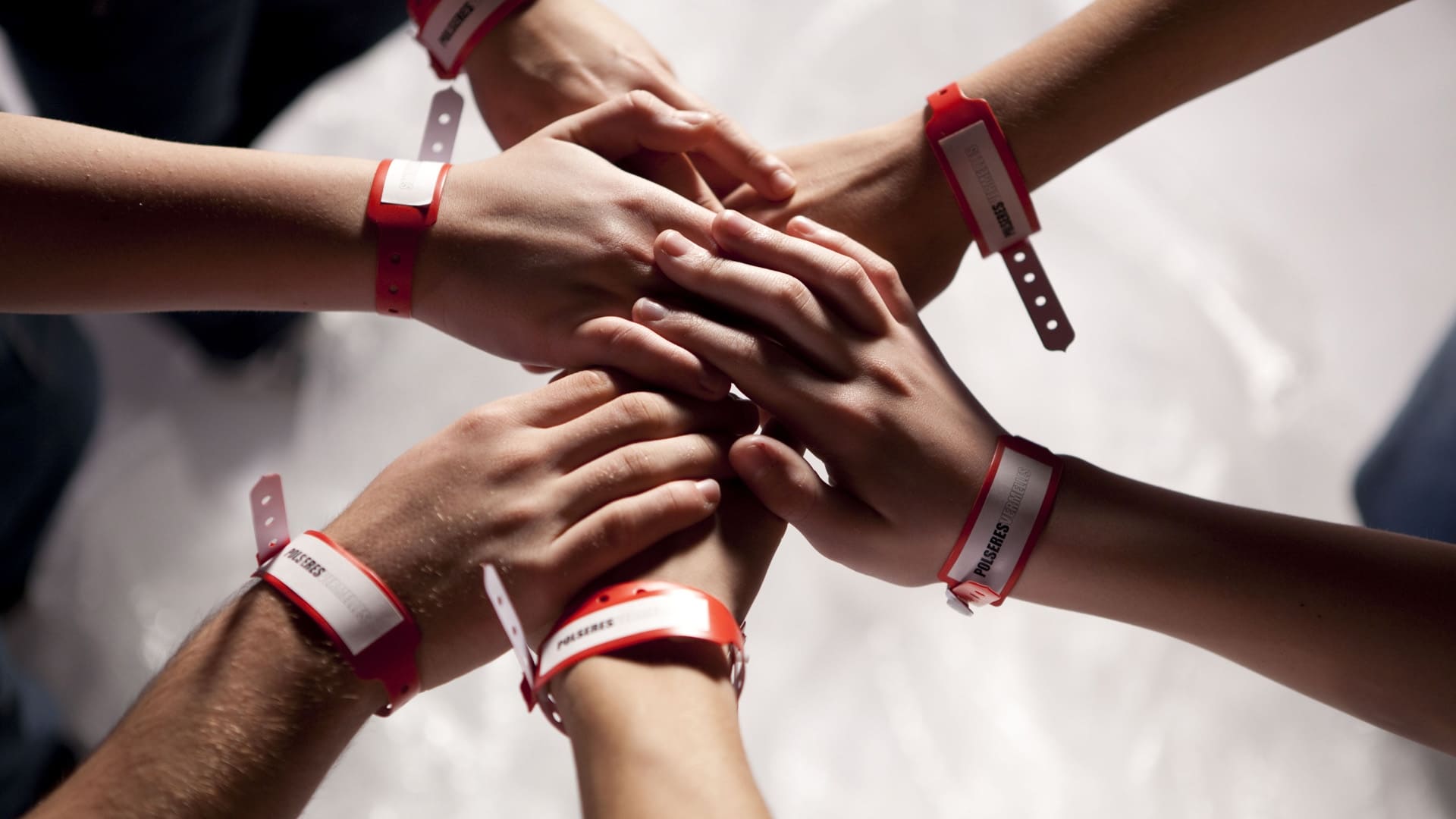 Les bracelets rouges