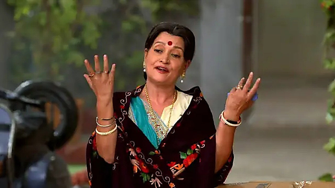 Christmas preparations at Happu's house - Happu Ki Ultan Paltan