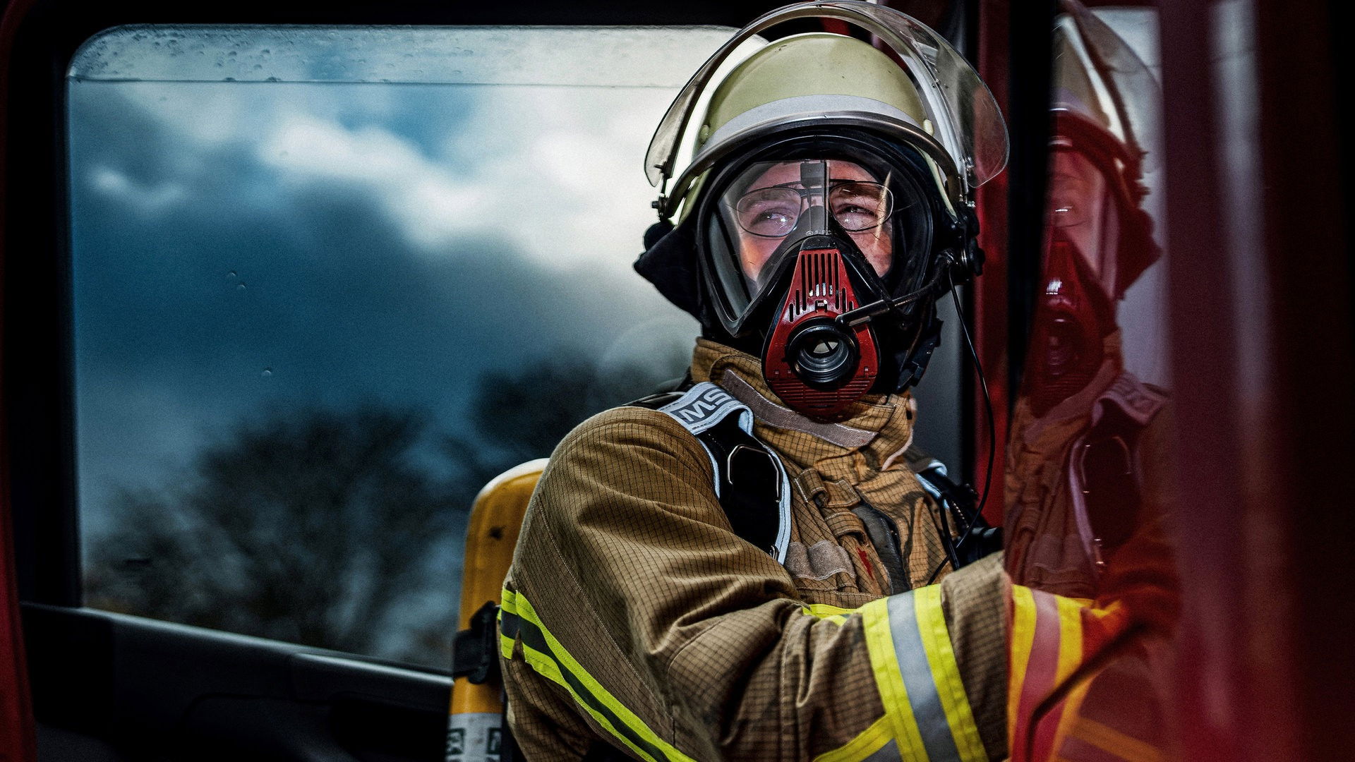 Full blaze with asbestos risk