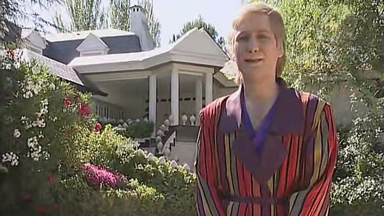 Presentado por Hugh Hefner, Marlo, Claudio y las Playmates (Mandy, Sandy y Brande)