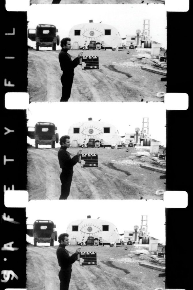 Poster de The Filmmaker Records a Portion of His Life in the Month of August