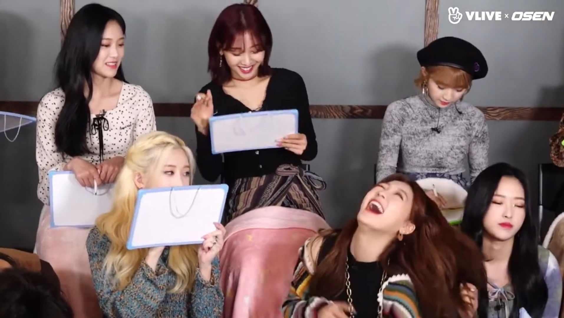 LOONA, Who will dance without music X sing their favourite song?