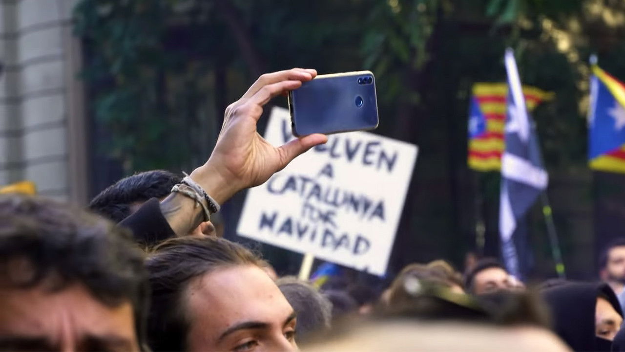 Fake News: The Battle of the Social Networks