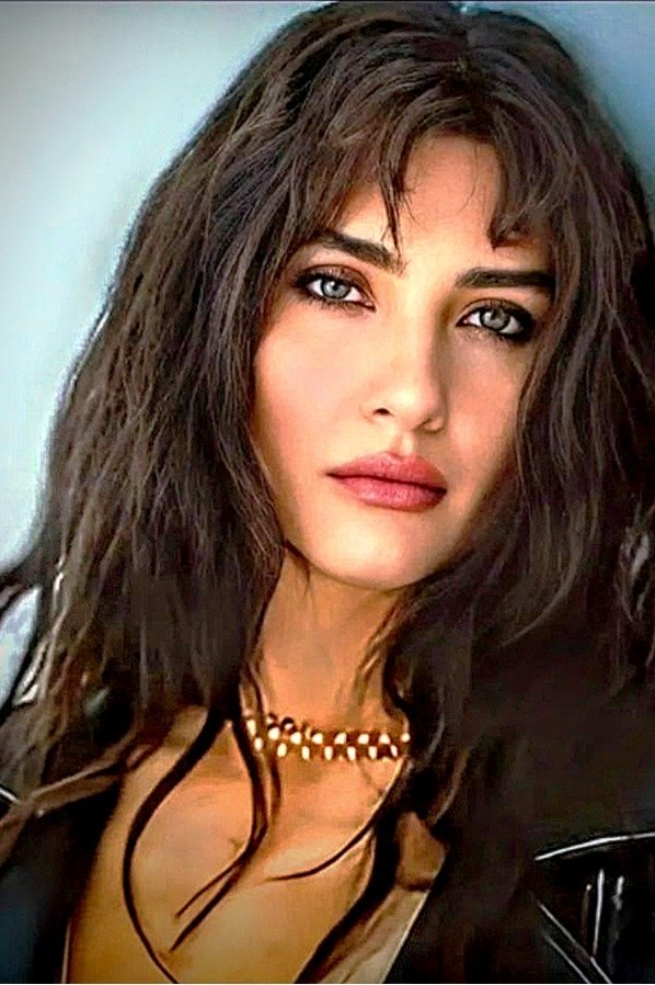 Foto de Tuba Büyüküstün