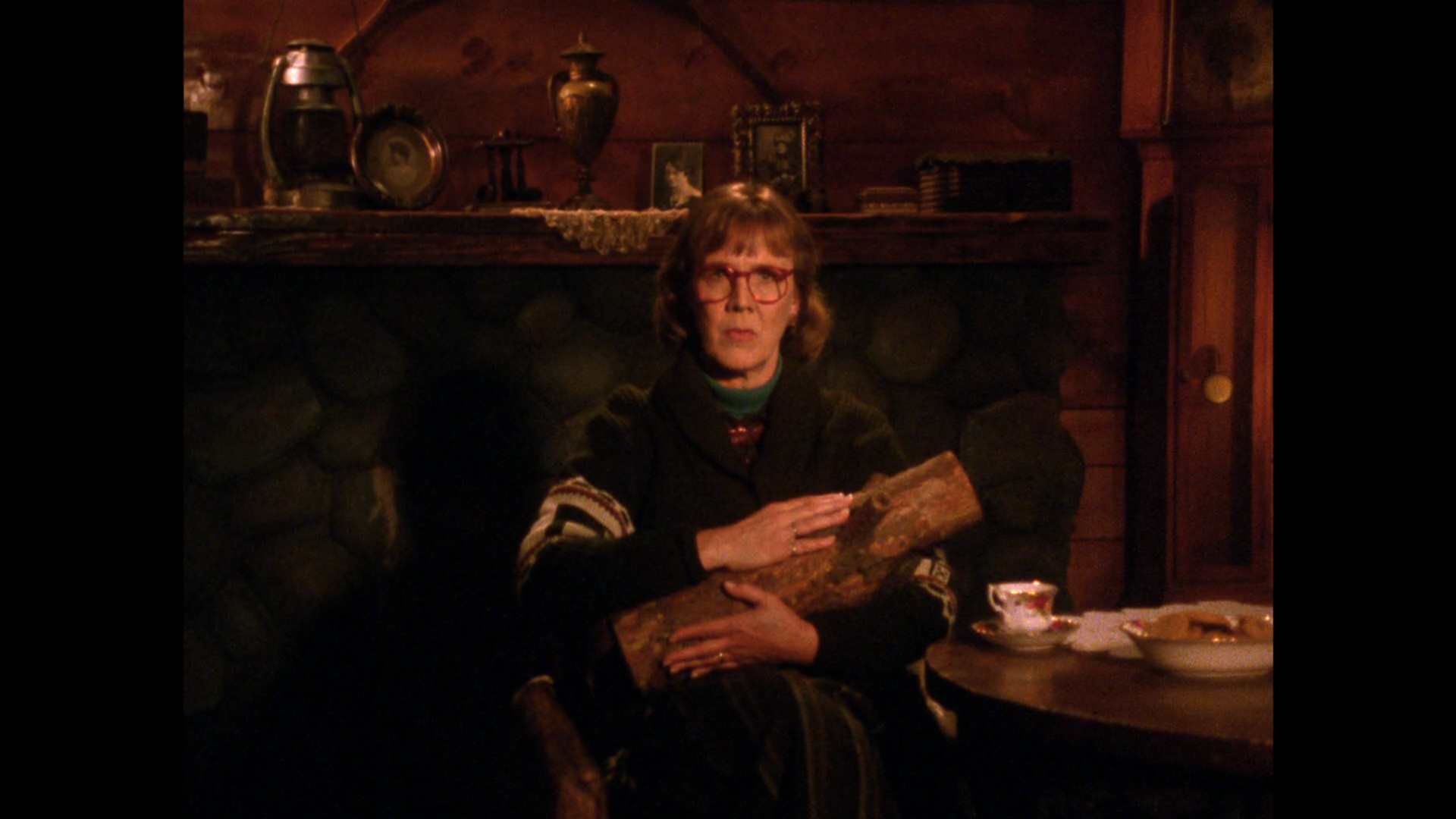 Log Lady Introduction - S01E03