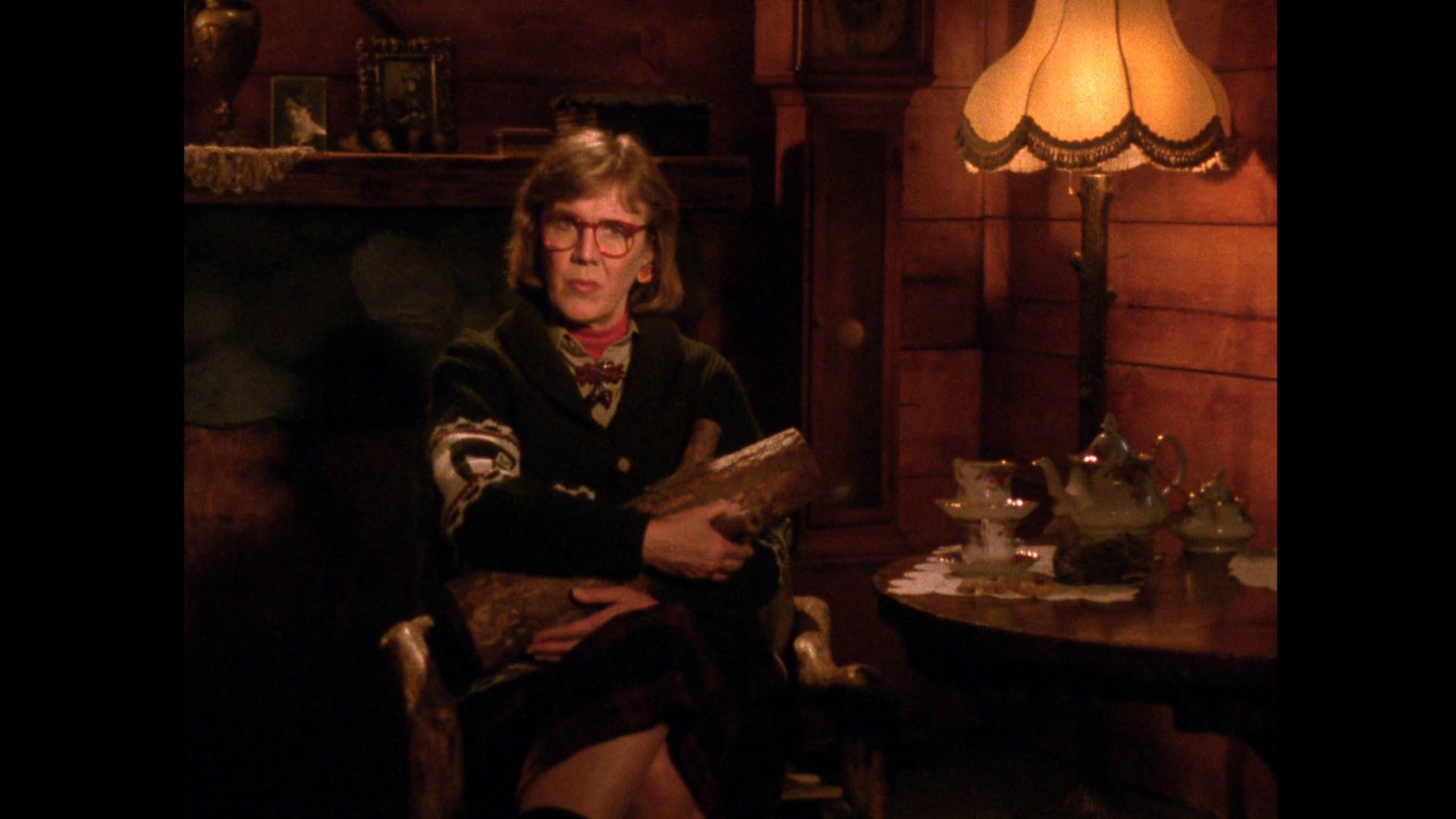 Log Lady Introduction - S02E17