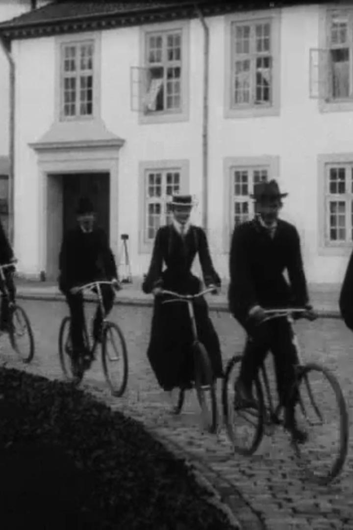 Poster de De kongelige paa cykler i Fredensborg slotsgaard