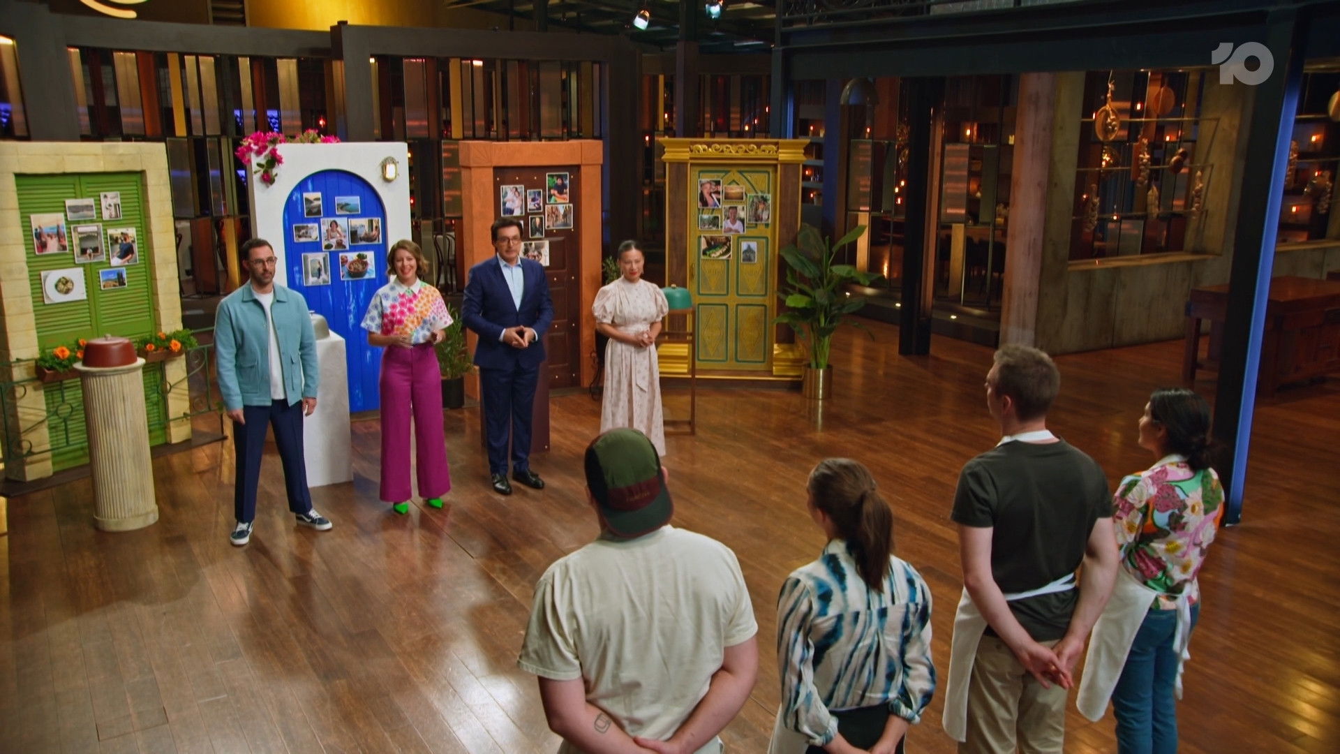 Four Contestants, Four Judges, Four Cloches