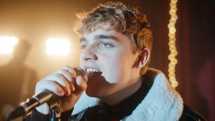 A record deal and an unexpected kiss