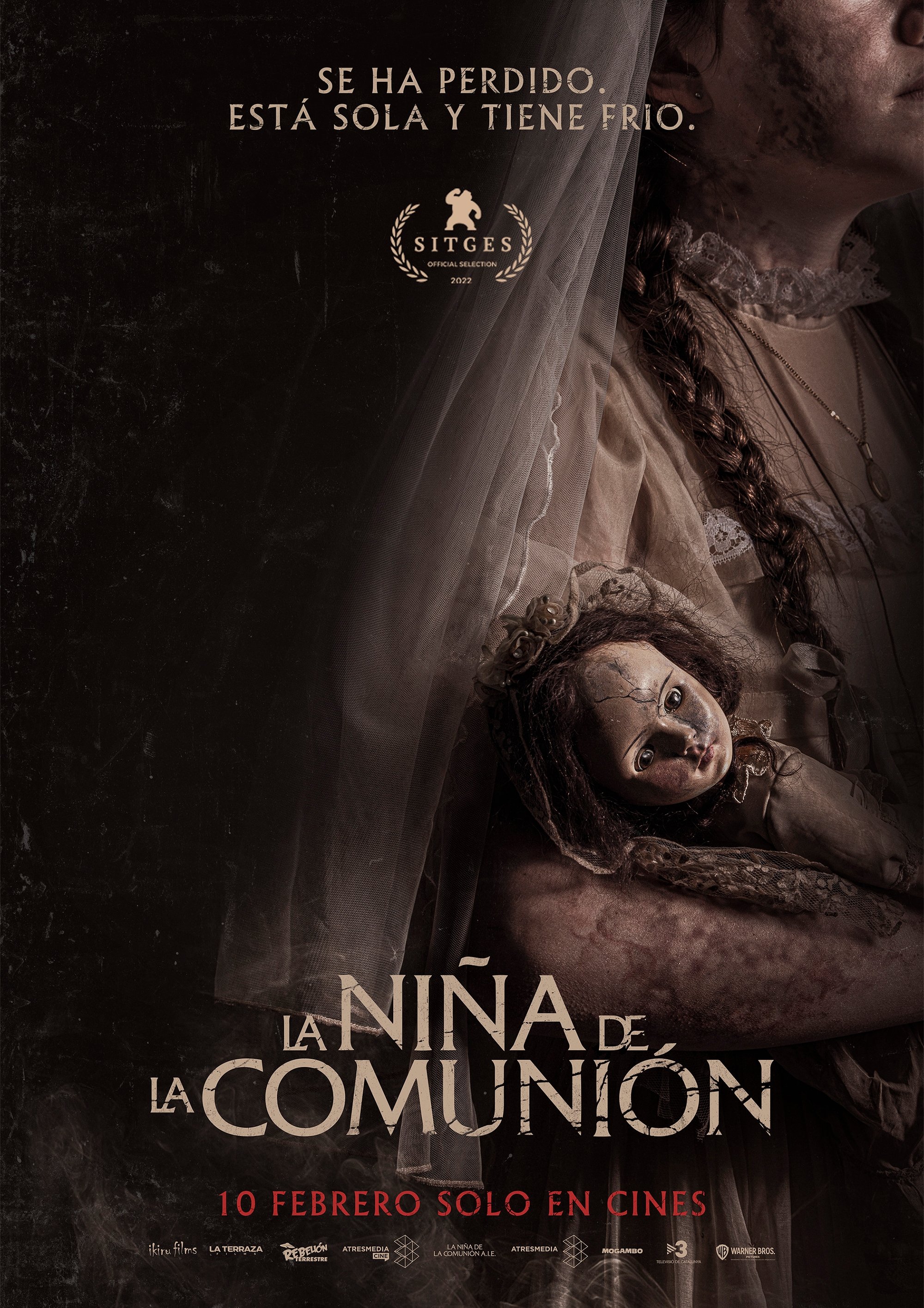 La niña de la comunión poster La niña de la comunión poster