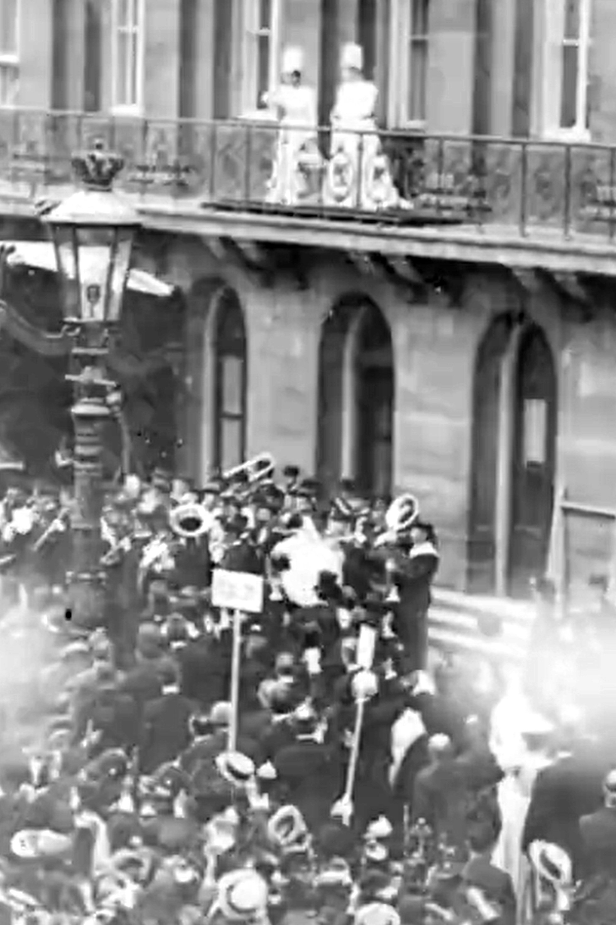 Poster de The Queen and the Queen Mother on the Palace Balcony Responding to the Call of the Populace (Coronation of Wilhelmina)