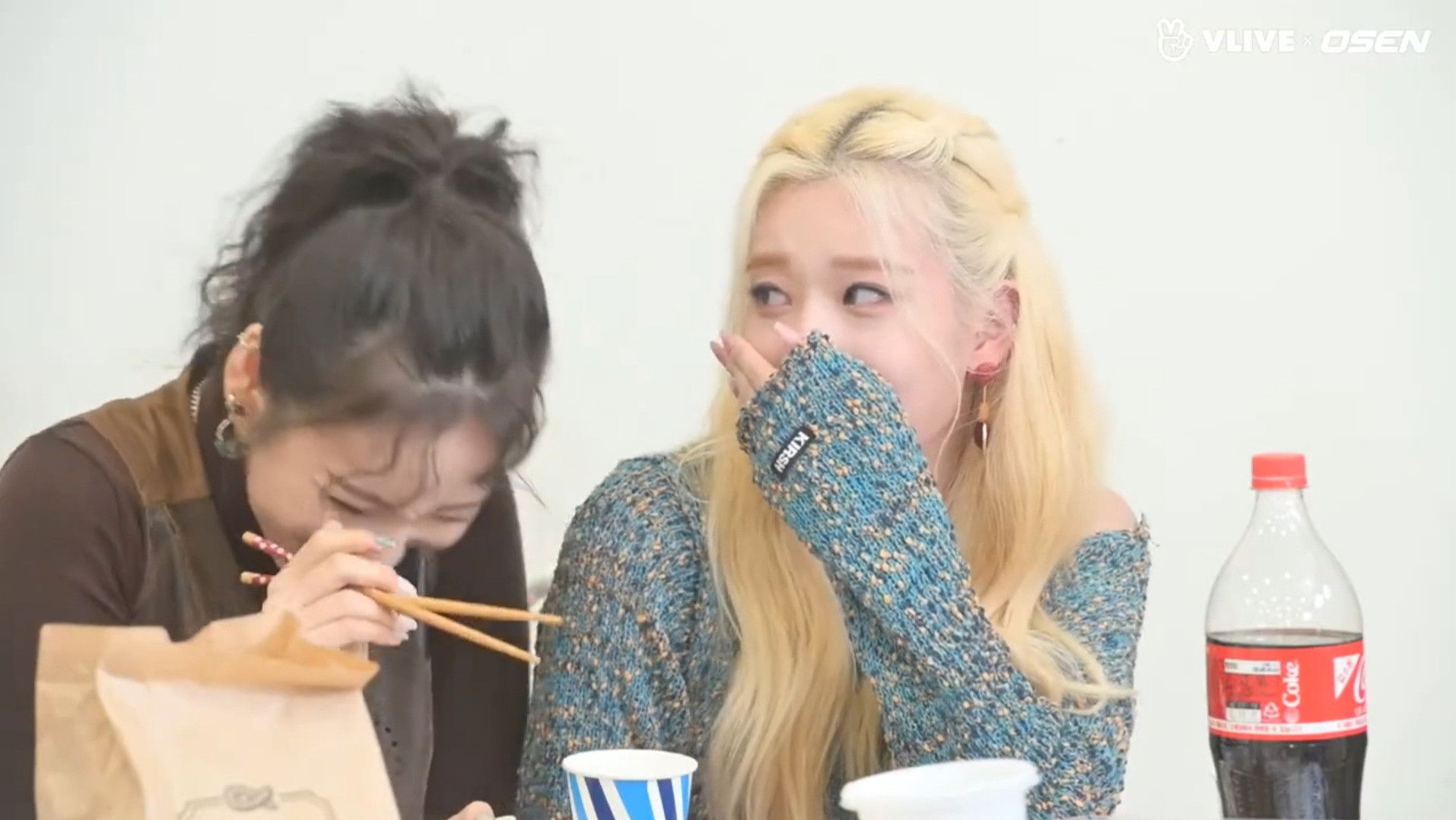 LOONA Chuu X HeeJin, Why did they hug while eating?