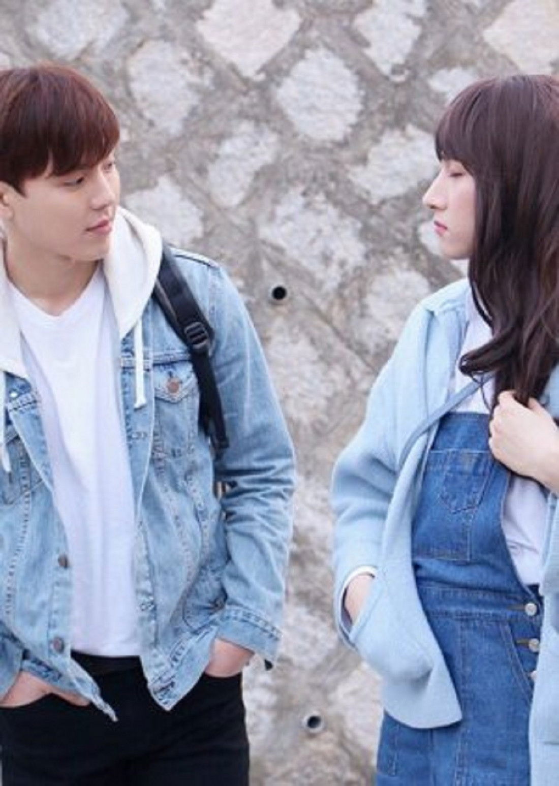 네 손톱 끝에 빛이 남아 있어