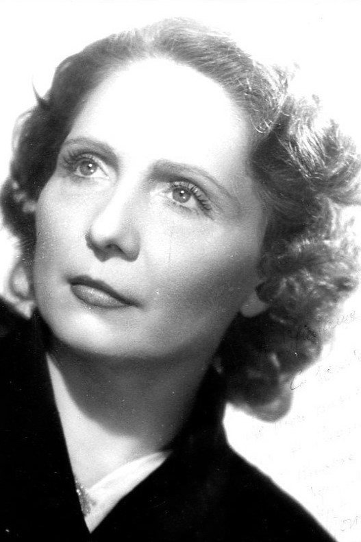 the profile picture of Mona Dol