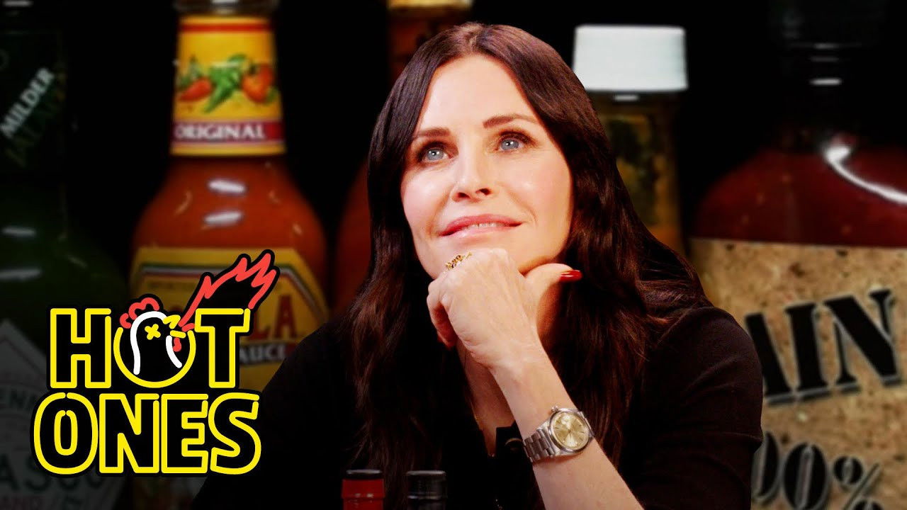 Courteney Cox Becomes Friends With Spicy Wings