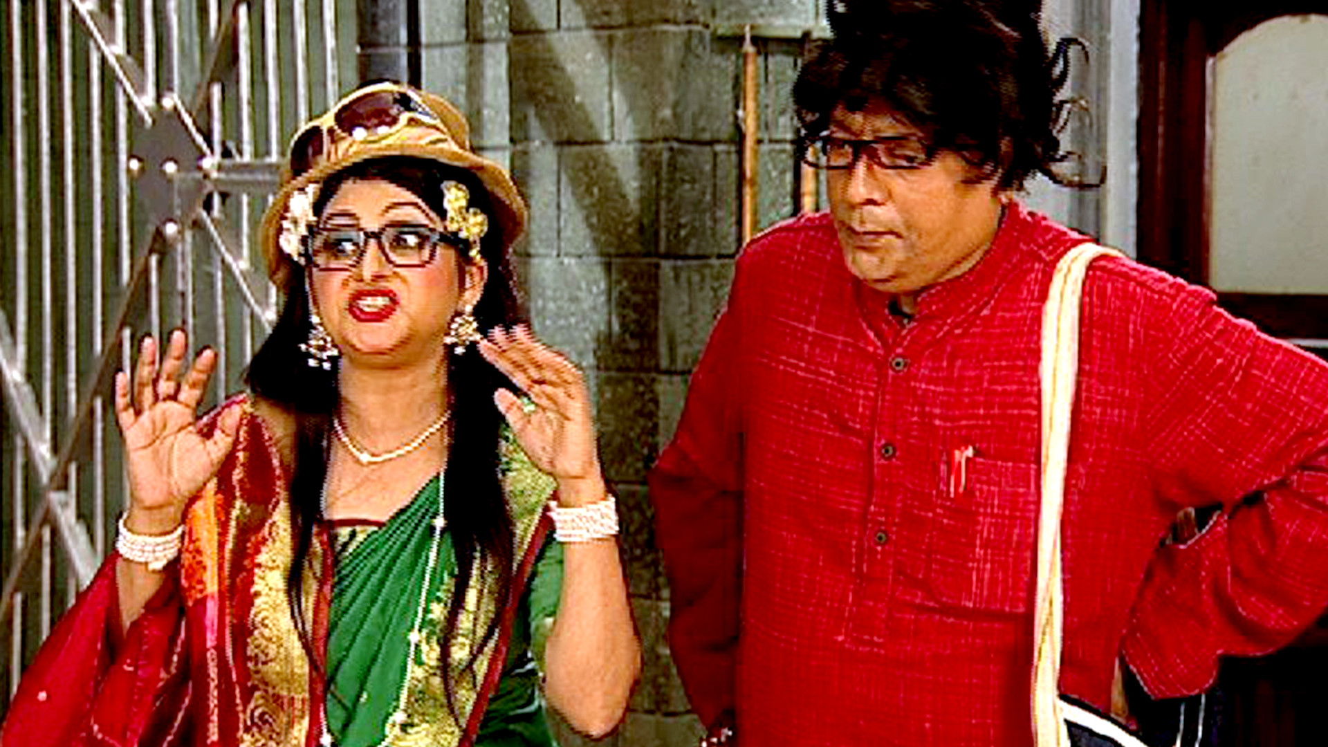 Karina's New Neighbour Comes In The Chowki