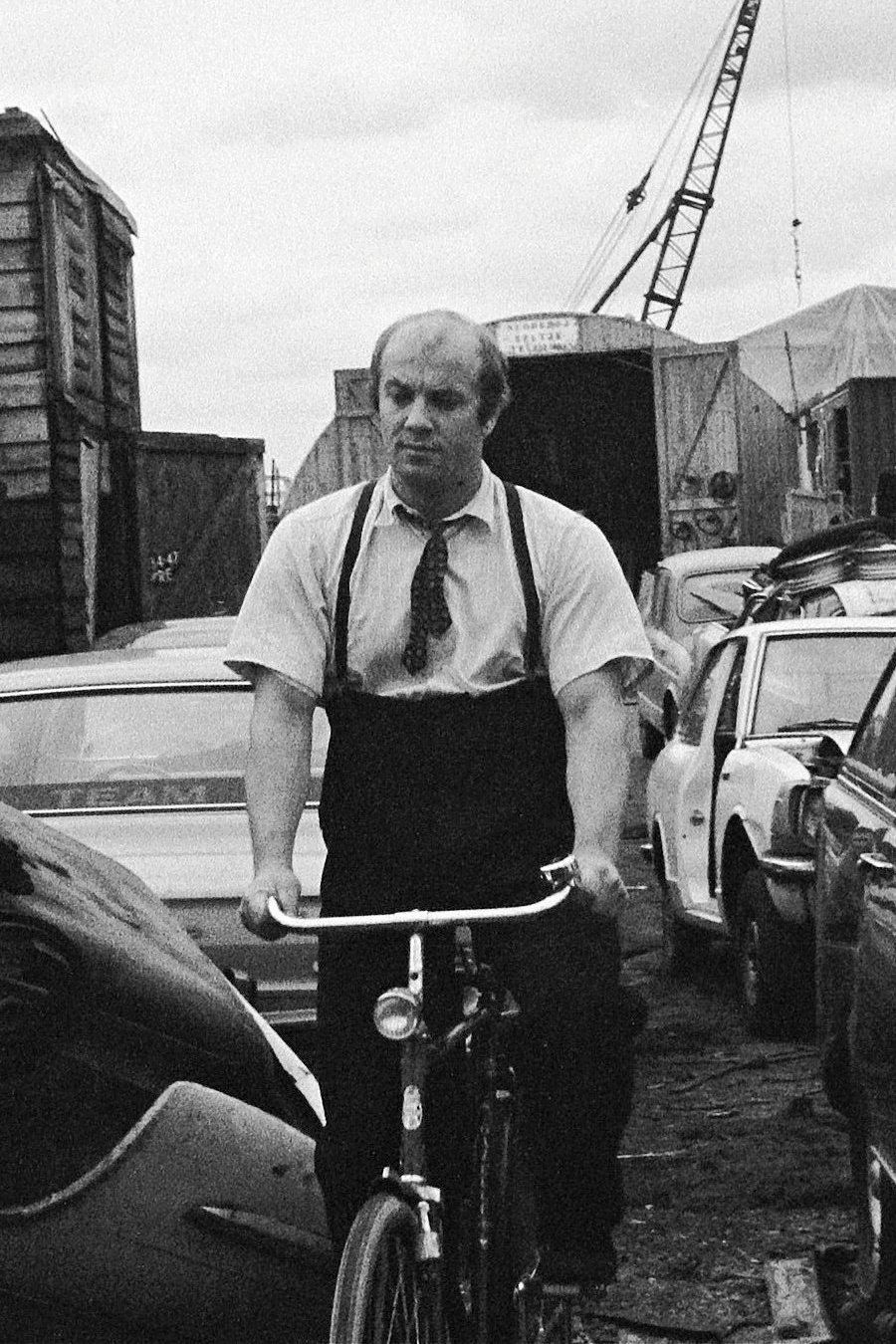 Poster de Fietsen: Een vreemd tochtje door de stad