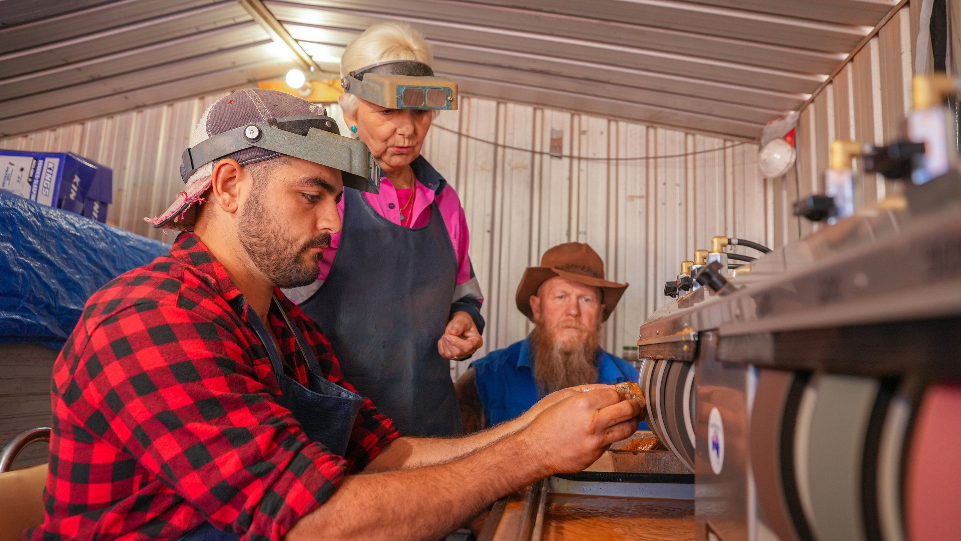 Opal Hunters: Red Dirt Road Trip S02E05 backdrop